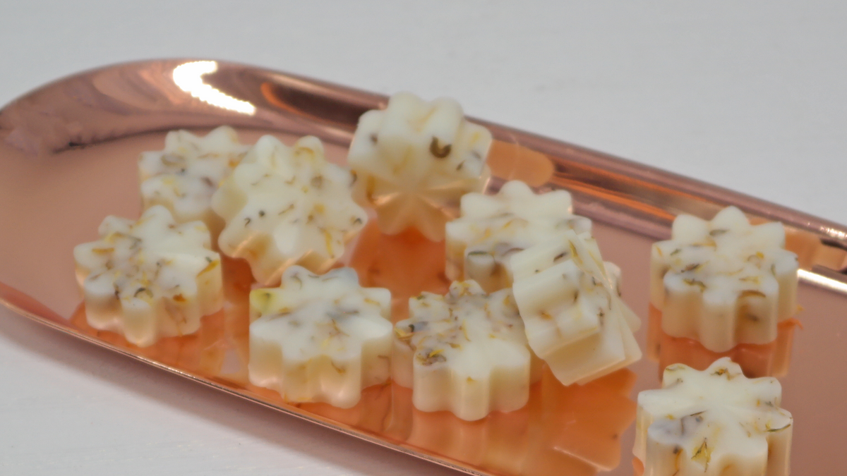 Tabac Vanille Simple Scents Ambience Mini Floret Style Wax Melts - cream and caramel shimmer floret and square-shaped soy wax melts displayed on a rose gold oval tray